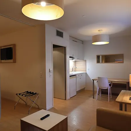 Q7 7 Aparthotel 4*