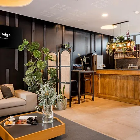 Q7 7 מלון דירות 4*