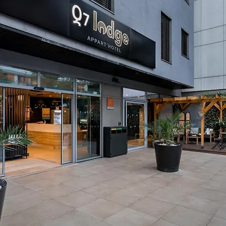 Q7 7 מלון דירות 4*