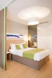 Q7 7 מלון דירות