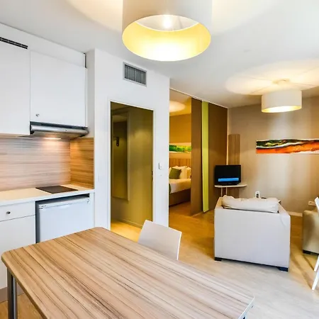 Q7 7 Aparthotel